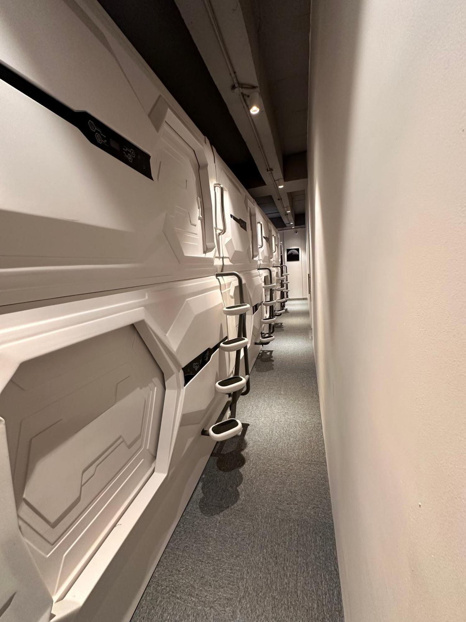 Blr Pods Hotel Bangalore Bagian luar foto